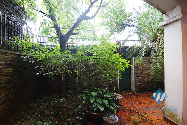 Unfurnished 4 bedrooms house with garage for rent in Xuan Dieu st, Tay Ho area.